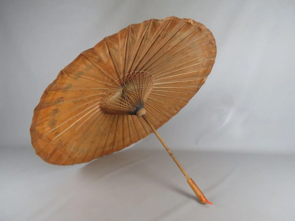 Oosterse papieren parasol met houten handvat