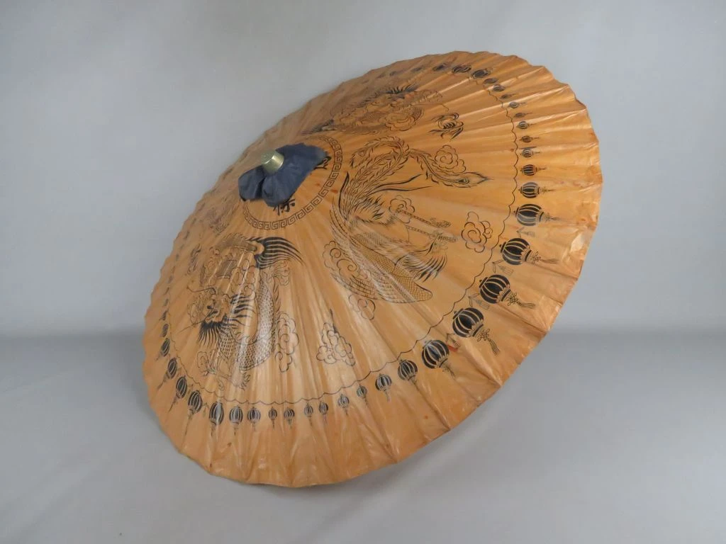 Oosterse papieren parasol met houten handvat