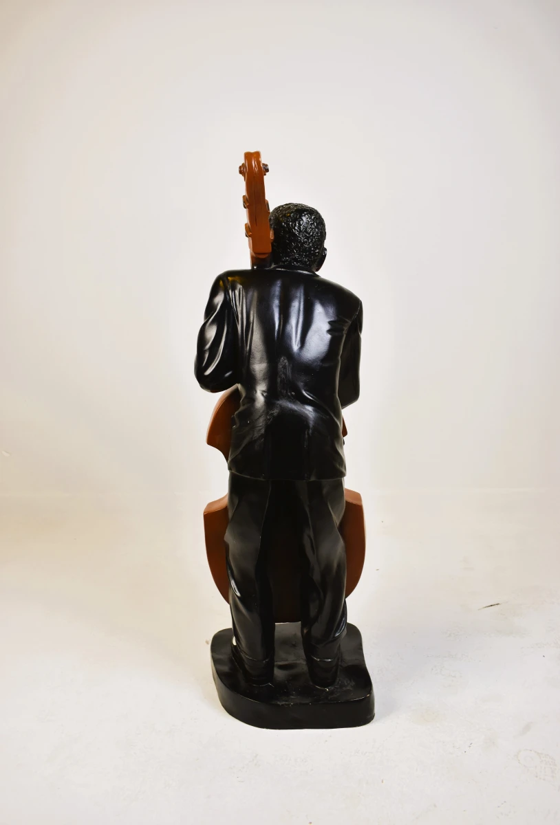 Beeld van muzikant met contrabas - foto 2