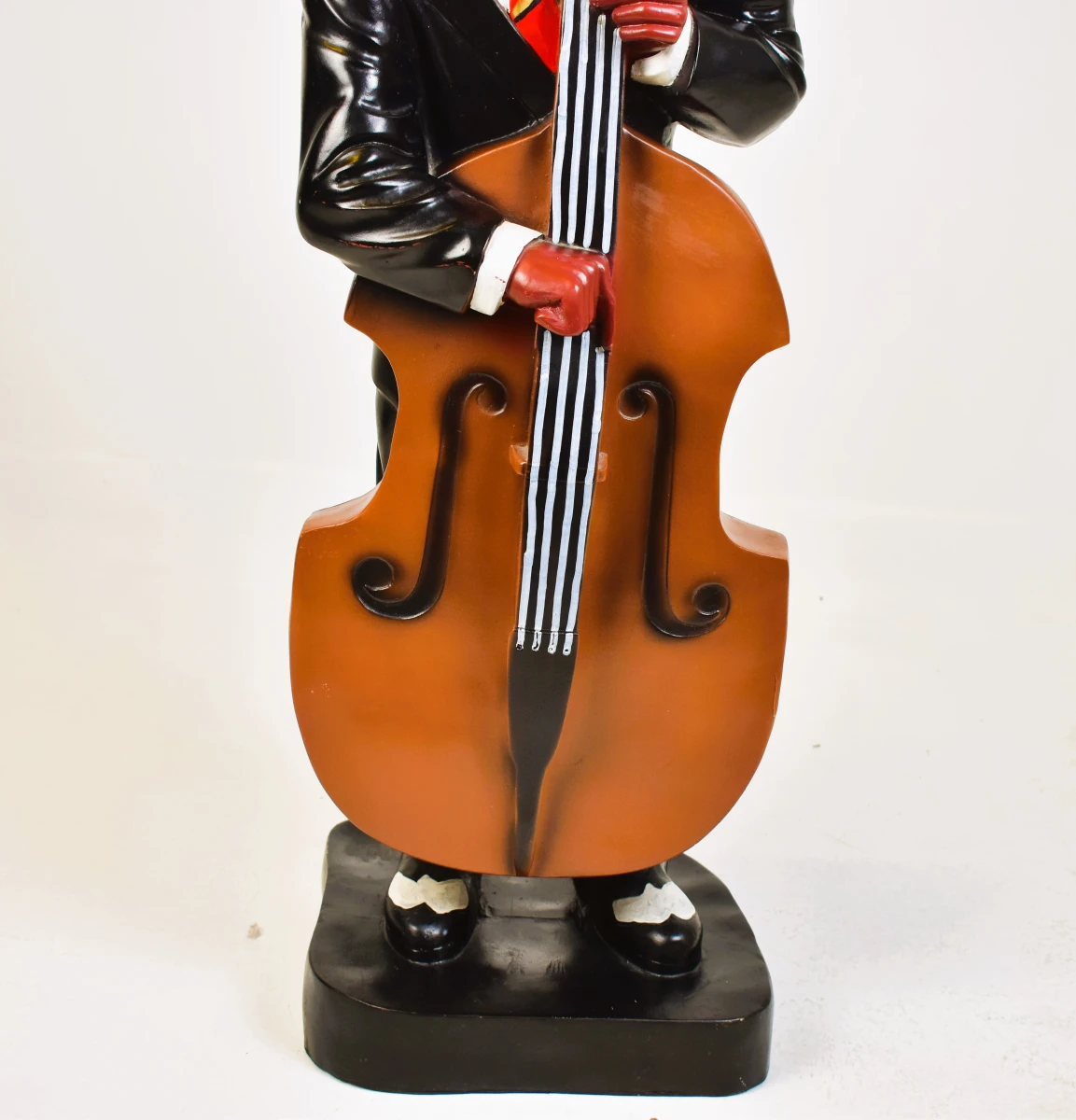 Beeld van muzikant met contrabas - foto 7