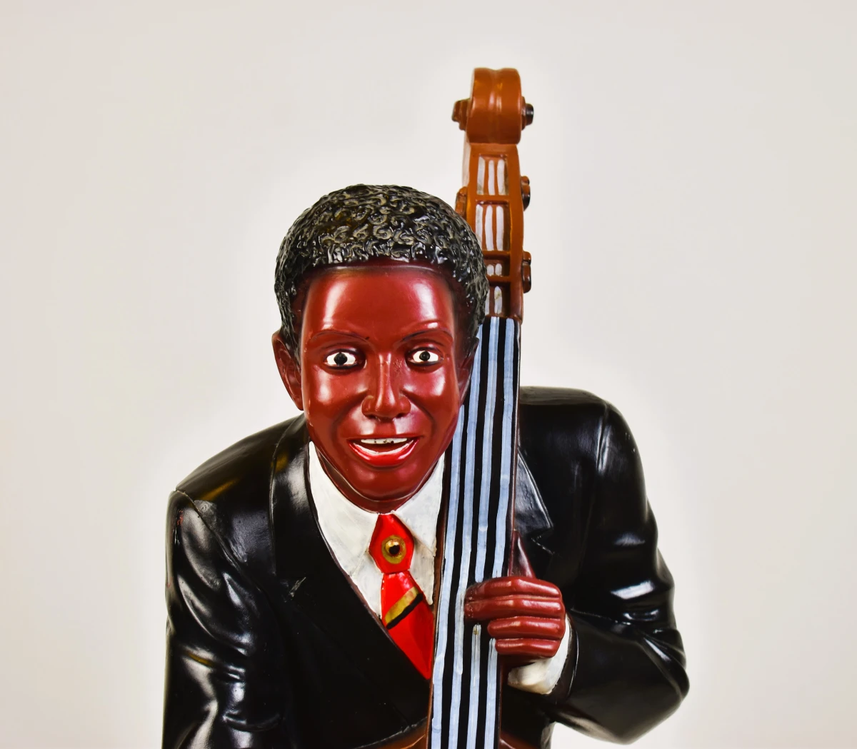 Beeld van muzikant met contrabas - foto 6