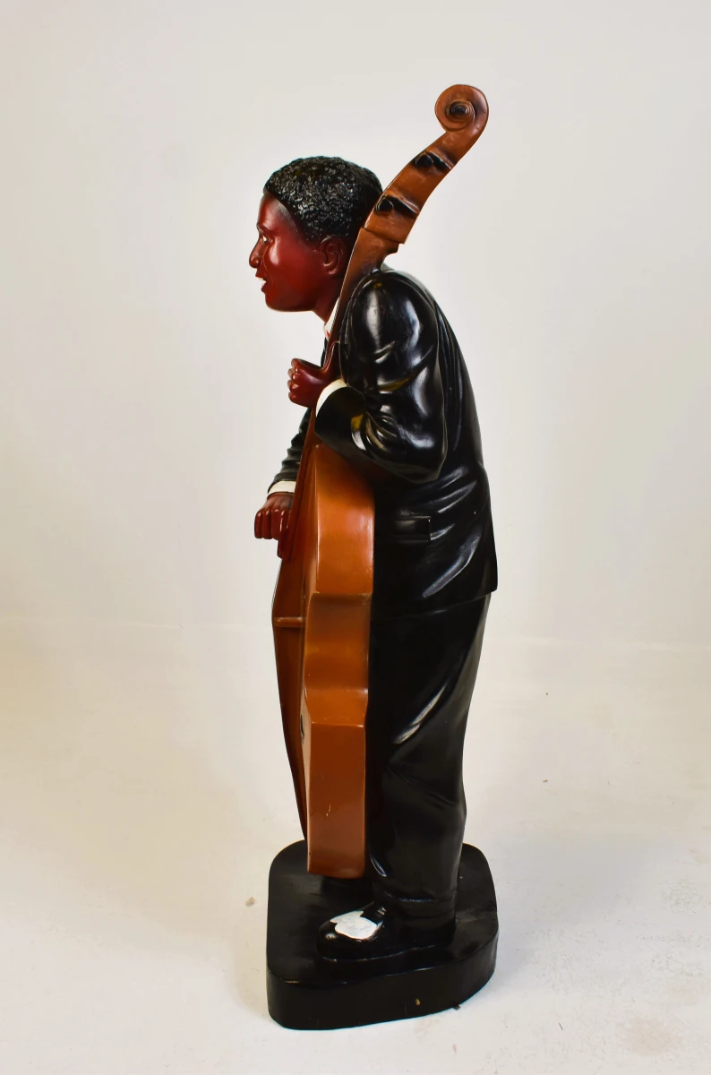 Beeld van muzikant met contrabas - foto 5