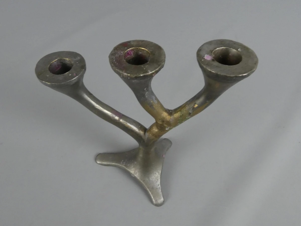 Driearmige metalen kandelaar