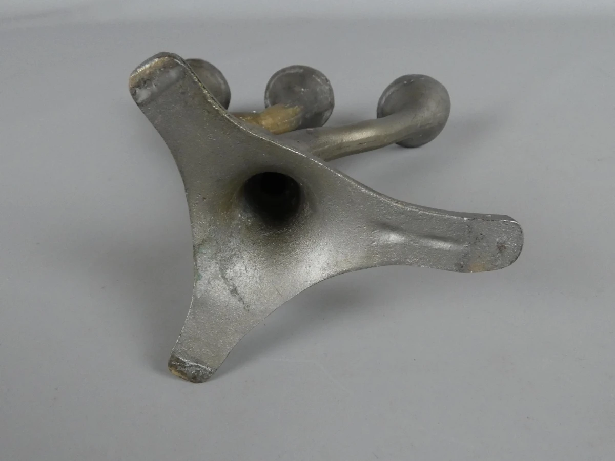 Driearmige metalen kandelaar