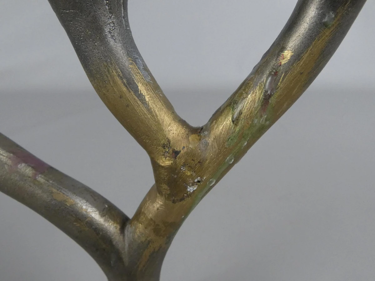 Driearmige metalen kandelaar