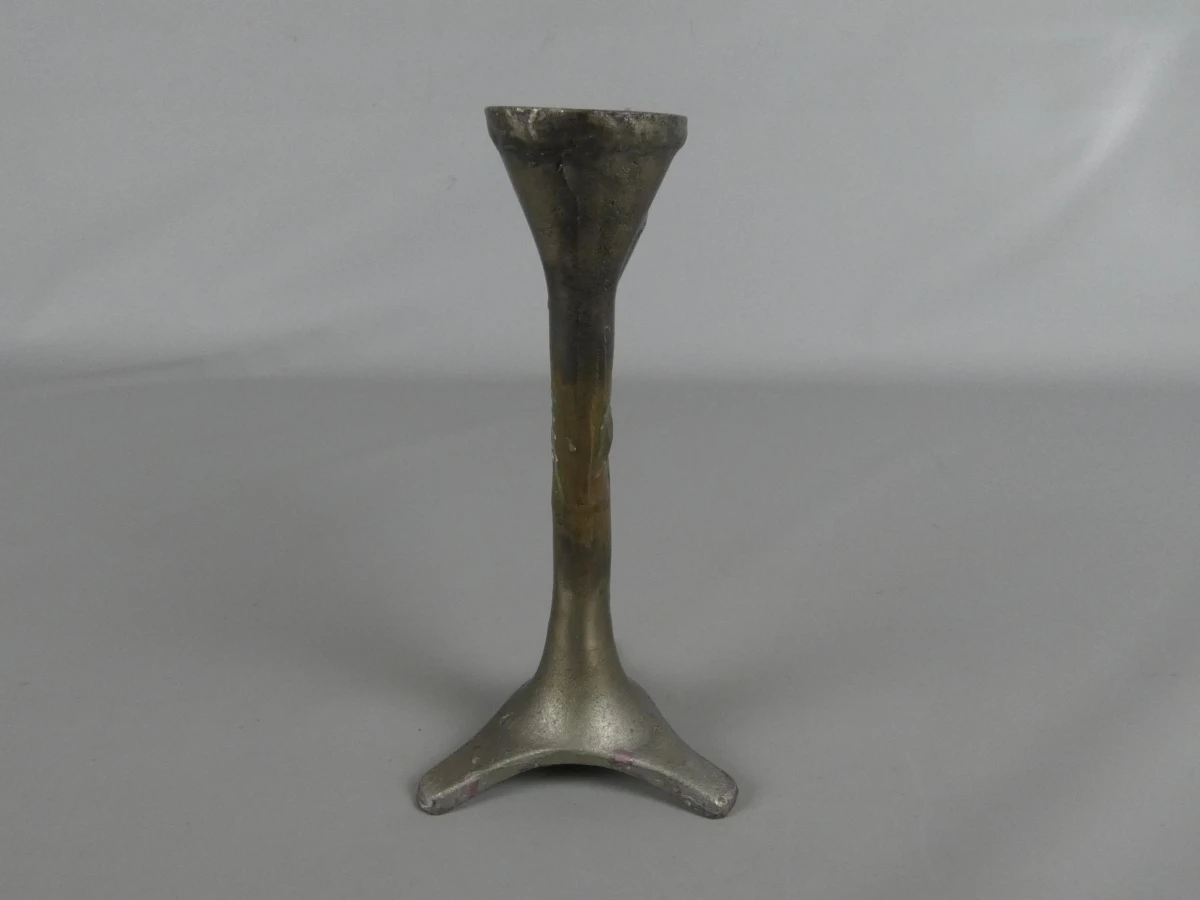 Driearmige metalen kandelaar