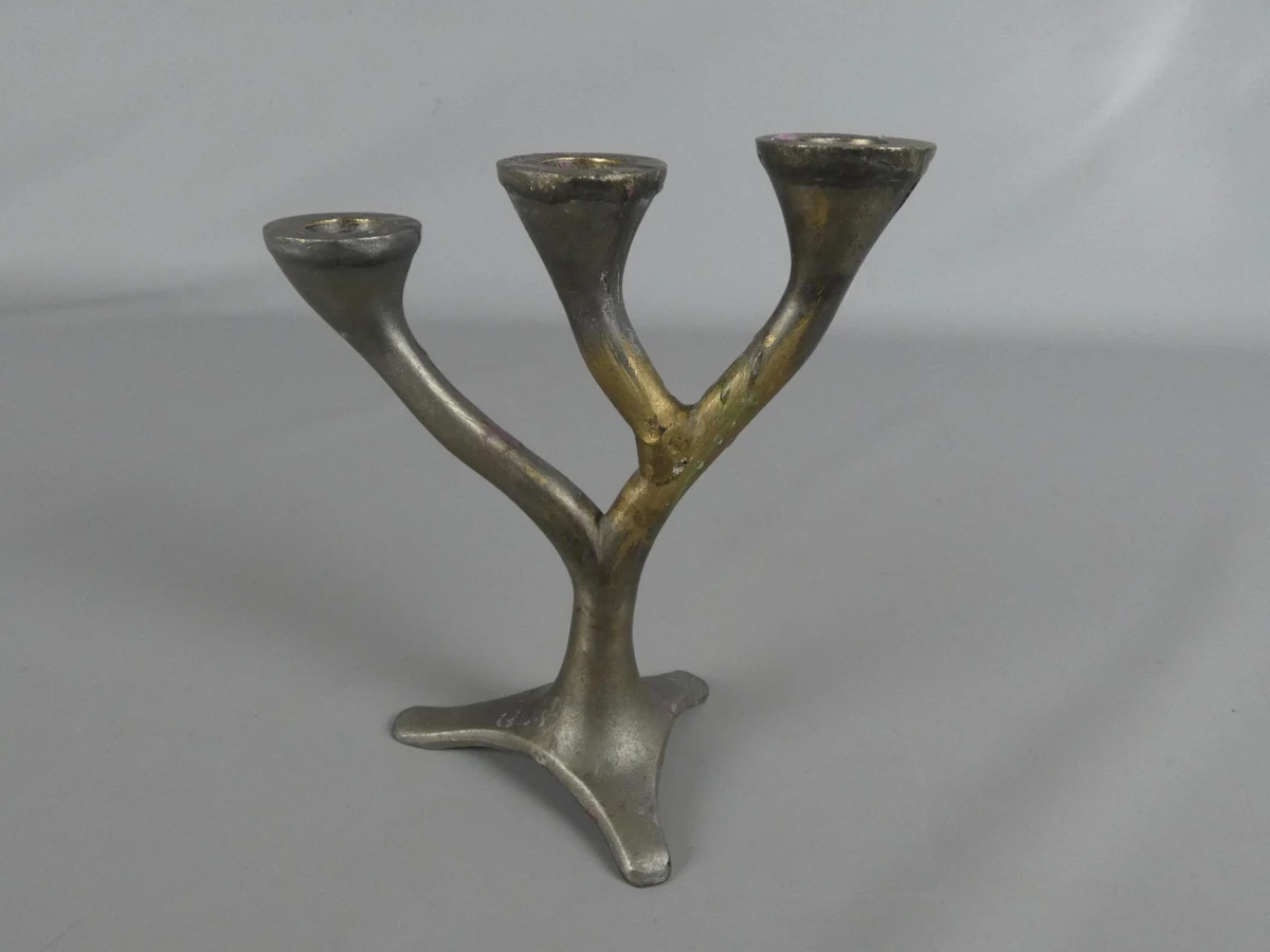 Driearmige metalen kandelaar