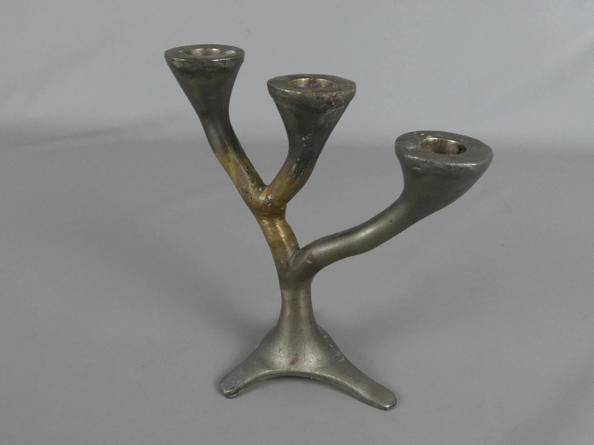 Driearmige metalen kandelaar