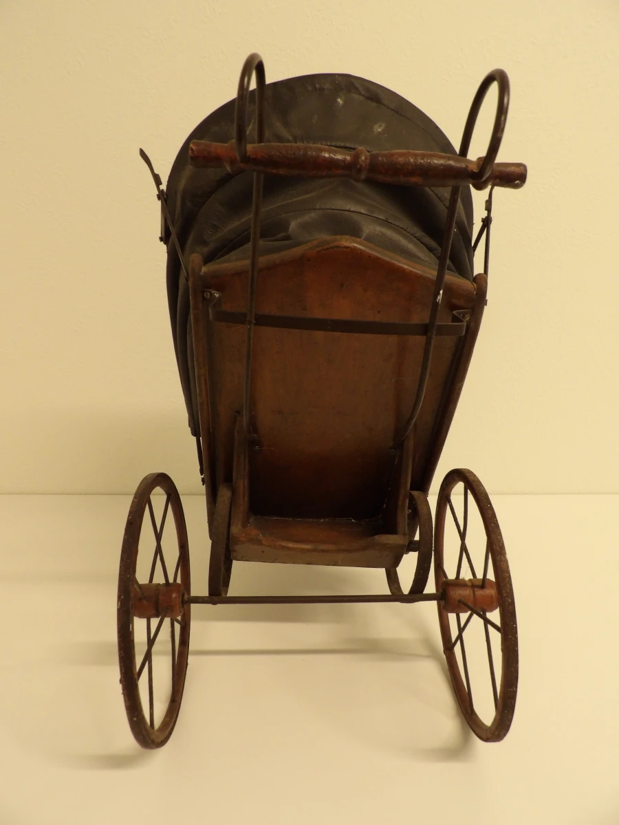 Antieke houten kinderwagen met stoffen bekleding