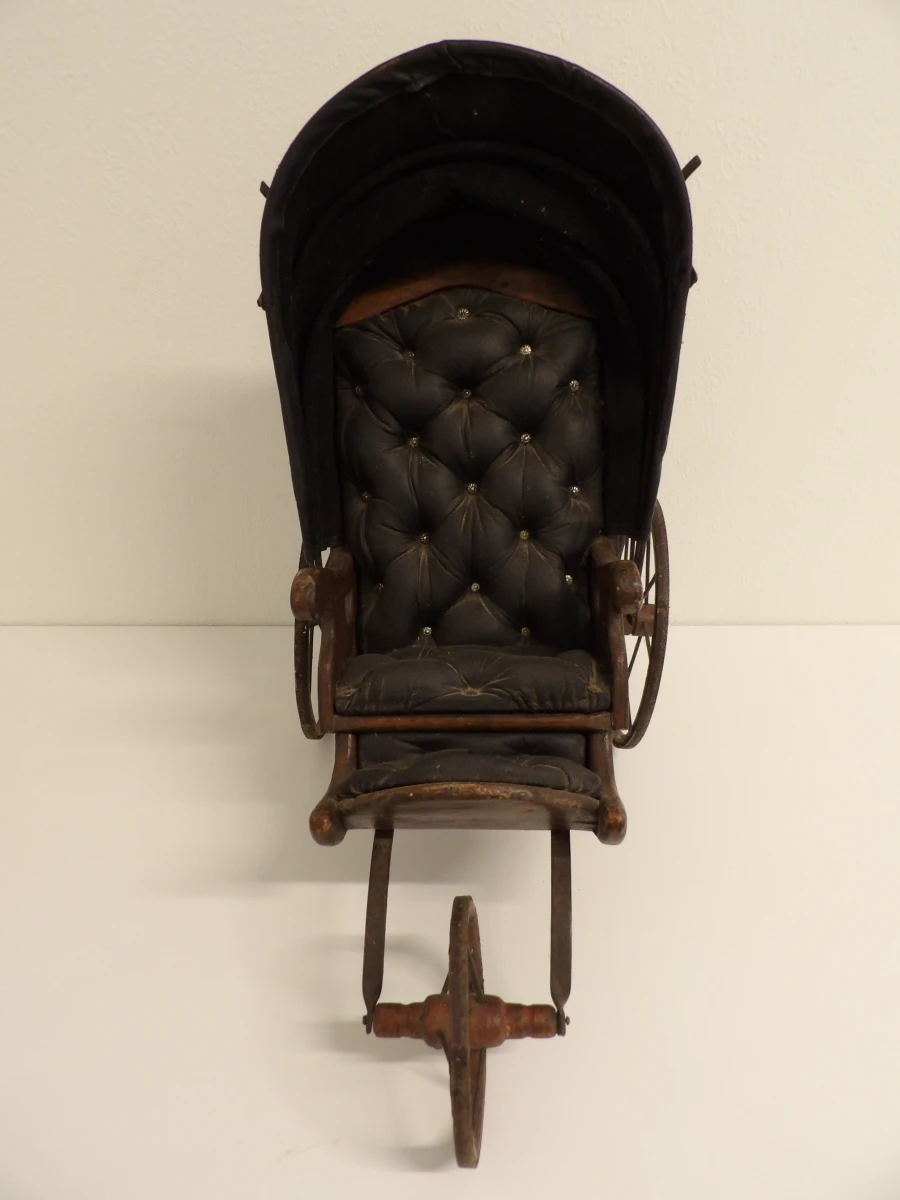 Antieke houten kinderwagen met stoffen bekleding