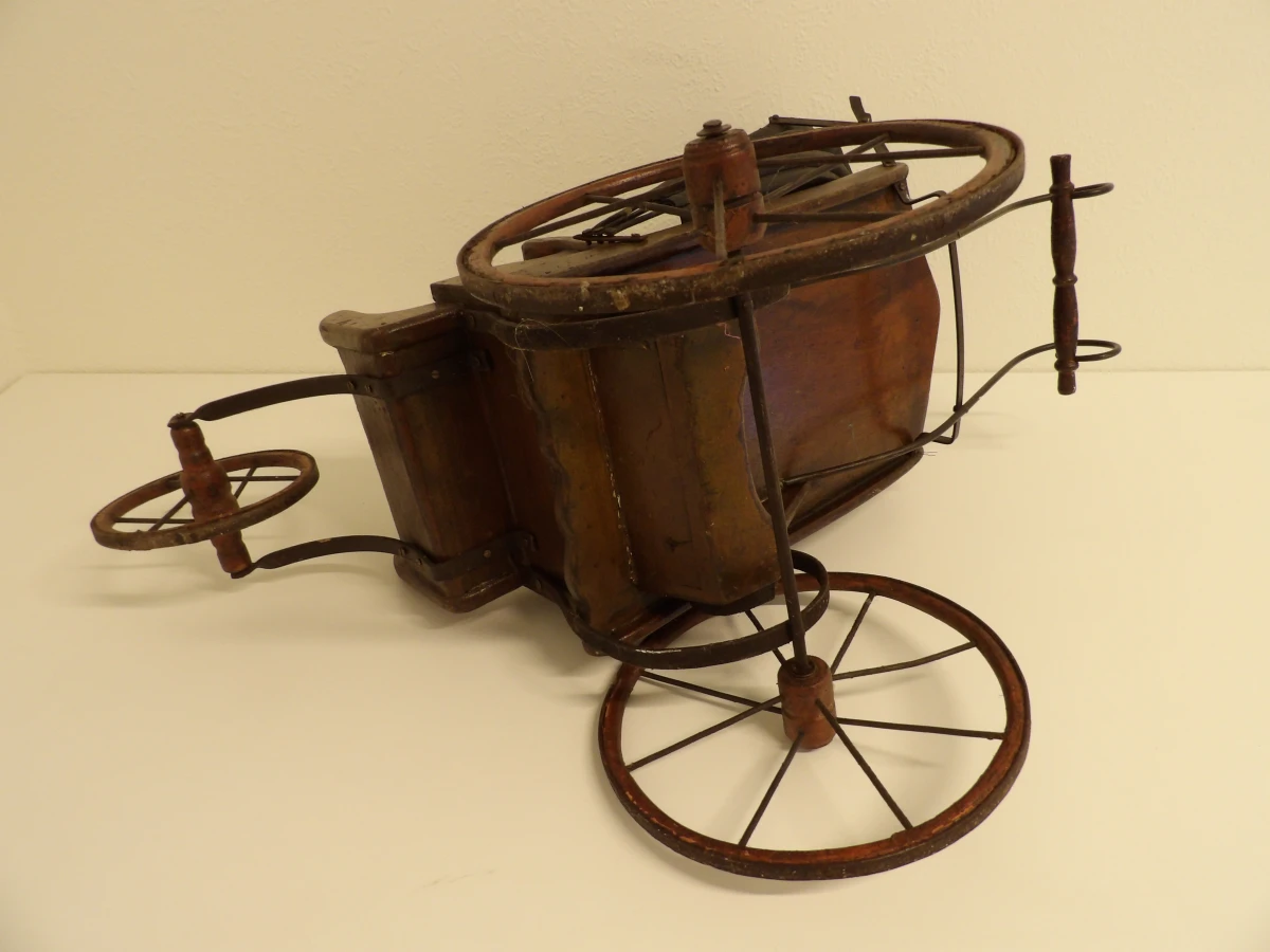Antieke houten kinderwagen met stoffen bekleding