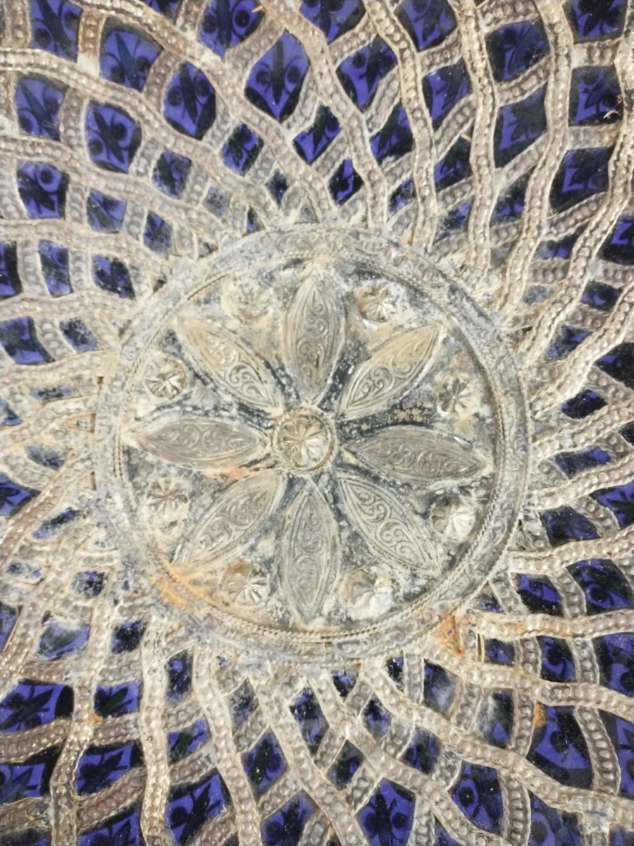 Decoratieve metalen schaal met blauw emaille