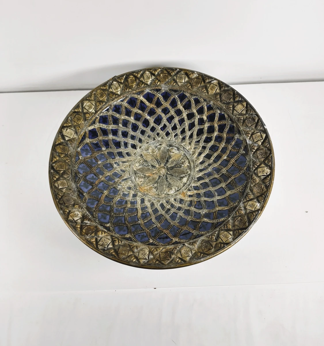 Decoratieve metalen schaal met blauw emaille