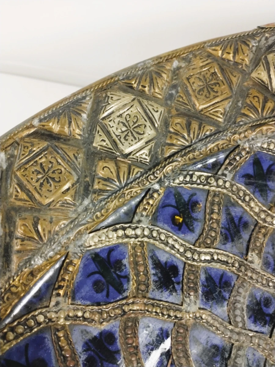 Decoratieve metalen schaal met blauw emaille
