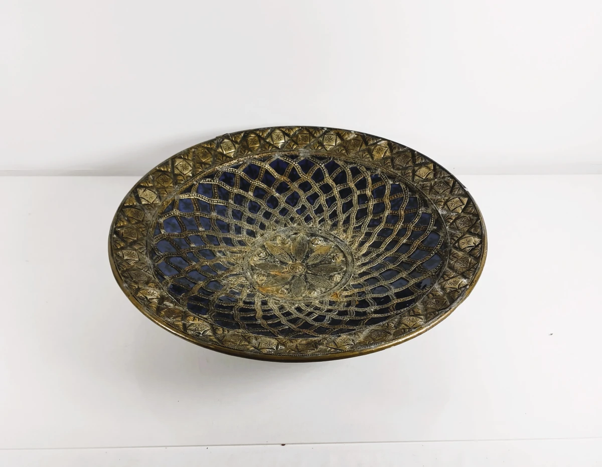 Decoratieve metalen schaal met blauw emaille