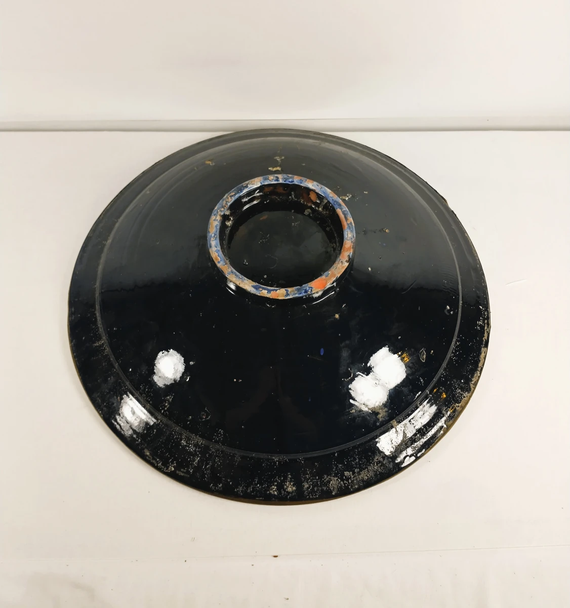 Decoratieve metalen schaal met blauw emaille