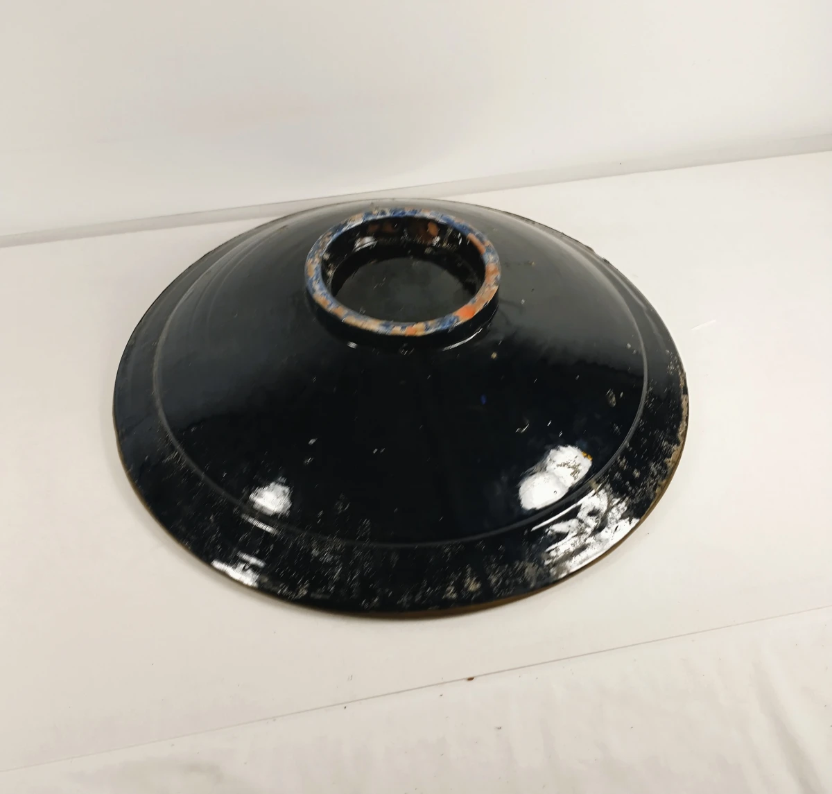 Decoratieve metalen schaal met blauw emaille