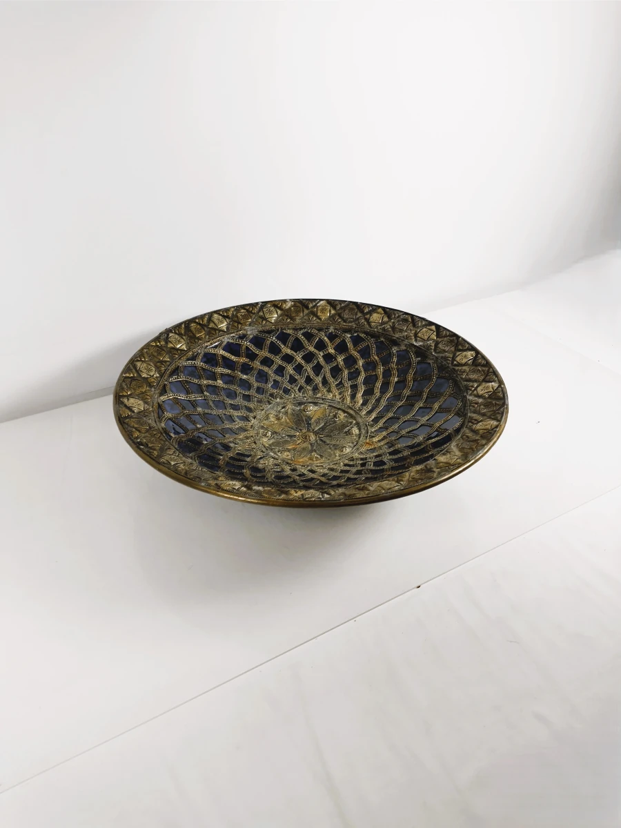 Decoratieve metalen schaal met blauw emaille