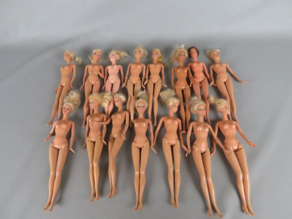 Set van 15 gebruikte Barbie poppen uit 1999 zonder kledij