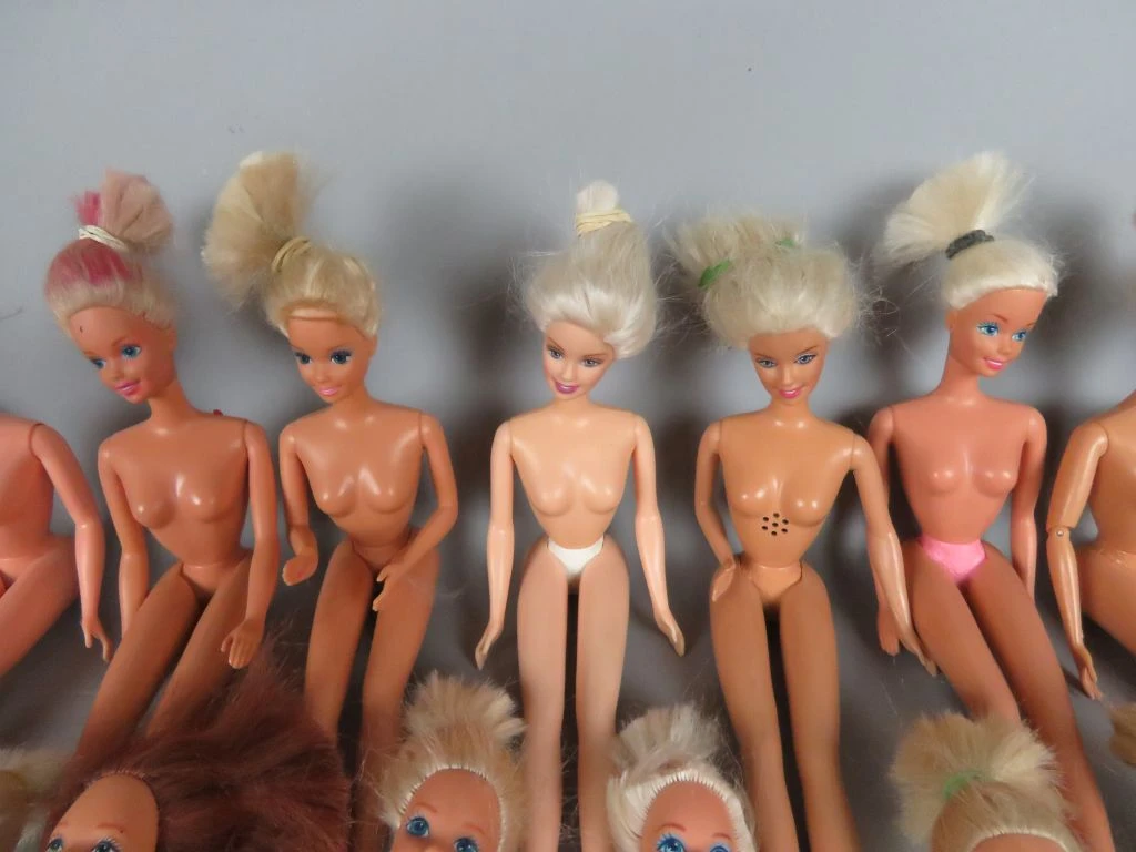 Set van 35 vintage Barbie poppen zonder kledij uit 1966