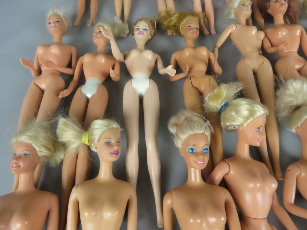 Set van 35 vintage Barbie poppen zonder kledij uit 1966