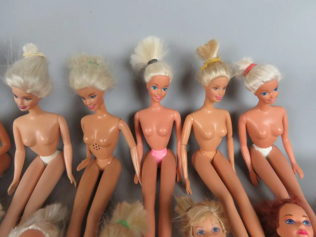 Set van 35 vintage Barbie poppen zonder kledij uit 1966