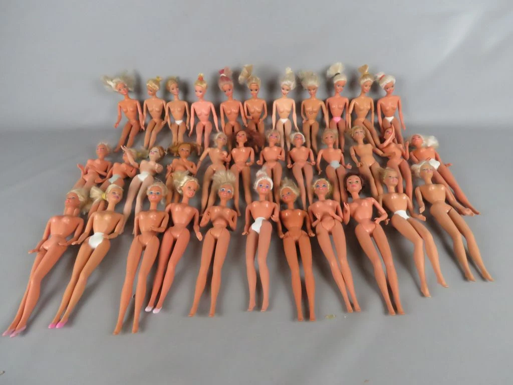 Set van 35 vintage Barbie poppen zonder kledij uit 1966