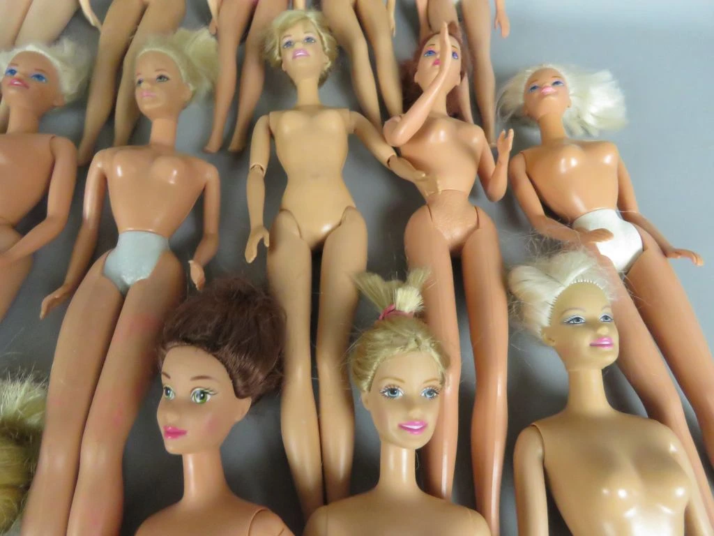 Set van 35 vintage Barbie poppen zonder kledij uit 1966