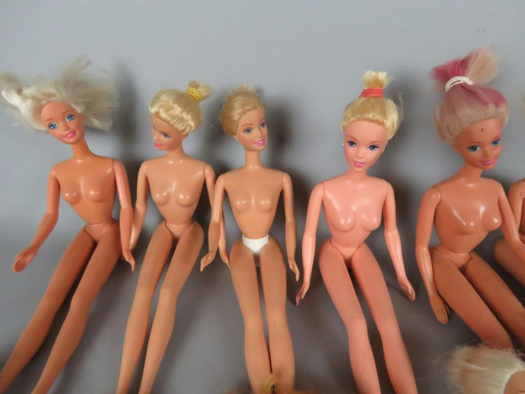 Set van 35 vintage Barbie poppen zonder kledij uit 1966