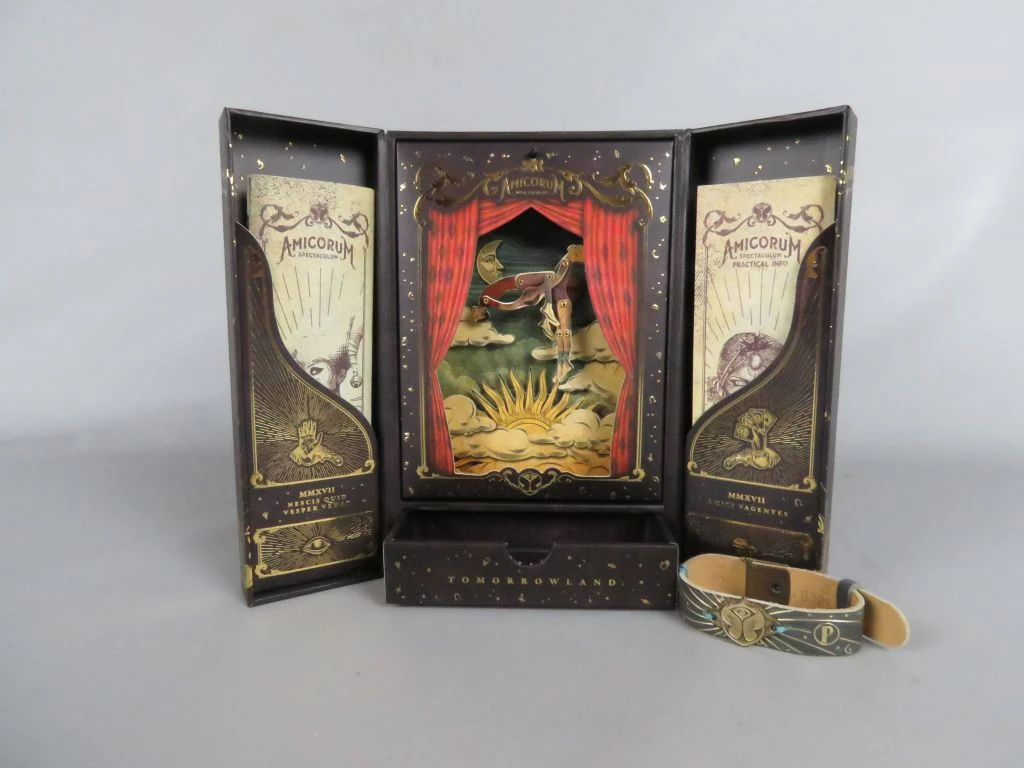 Tomorrowland Amicorum armband met muziekdoos in geschenkdoos