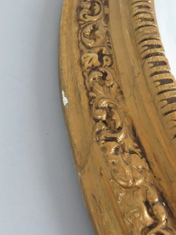 Ronde gouden spiegel met decoratieve lijst