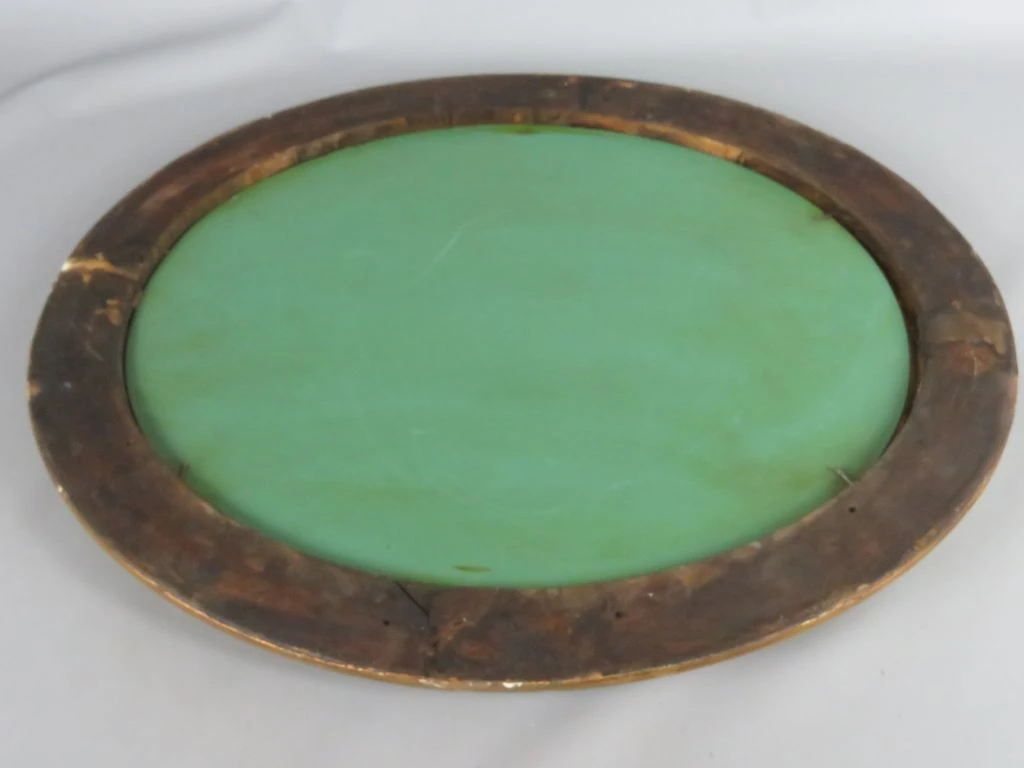Ronde gouden spiegel met decoratieve lijst