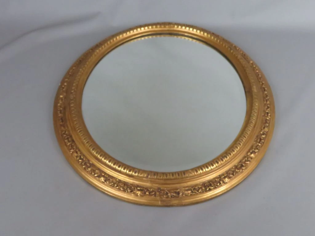 Ronde gouden spiegel met decoratieve lijst