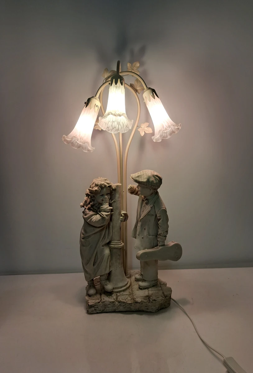 Decoratieve tafellamp met spelende kinderen en drie glazen kappen - foto 5