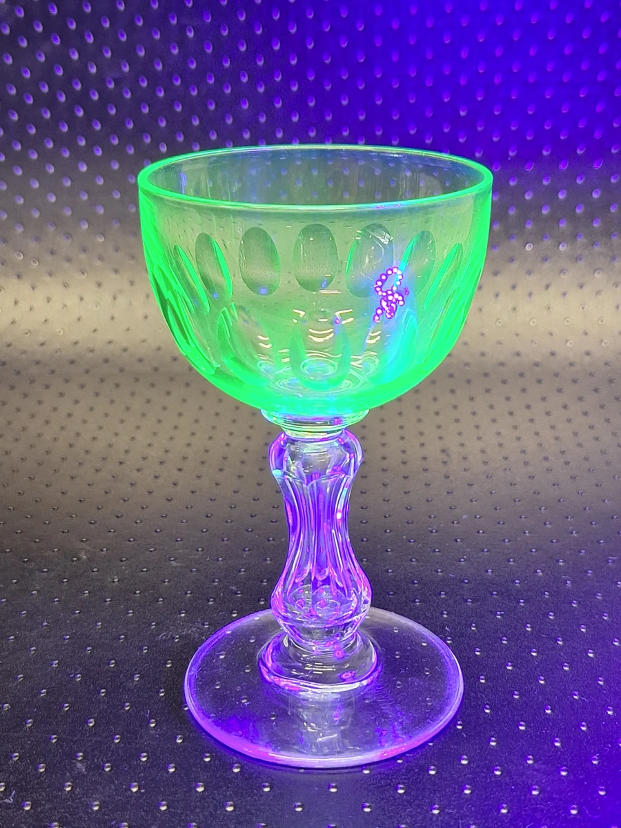 Set van 7 vintage uraniumglazen - Betoverende groene gloed onder UV-licht - foto 8