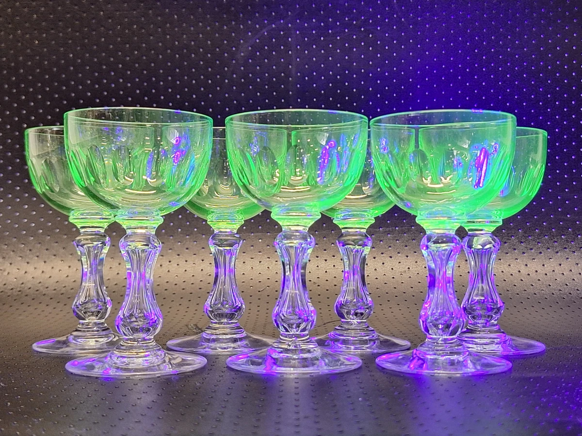 Set van 7 vintage uraniumglazen - Betoverende groene gloed onder UV-licht - foto 4