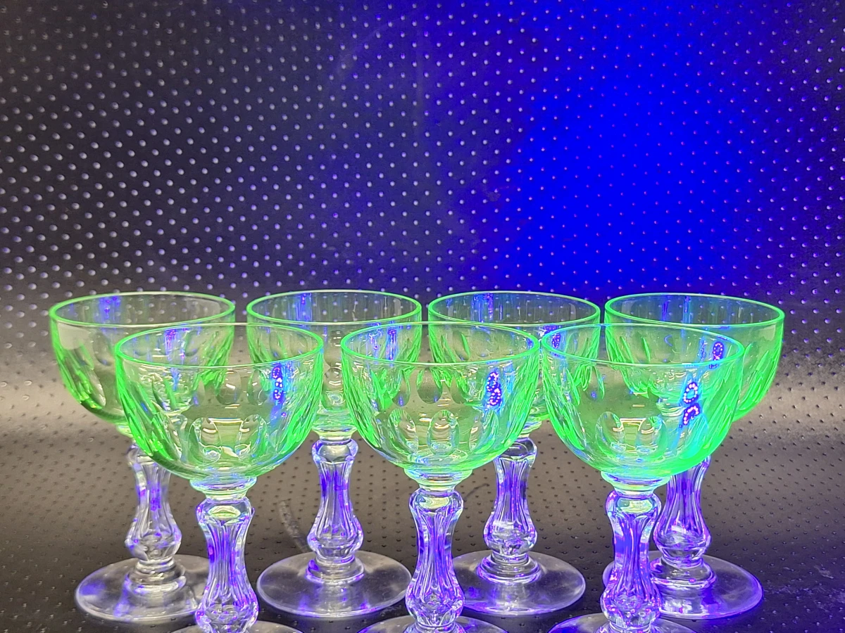 Set van 7 vintage uraniumglazen - Betoverende groene gloed onder UV-licht - foto 5