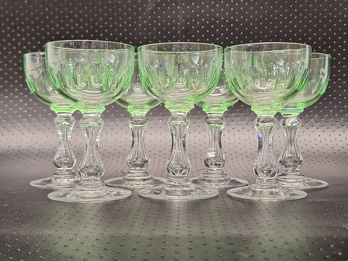 Set van 7 vintage uraniumglazen - Betoverende groene gloed onder UV-licht - foto 7