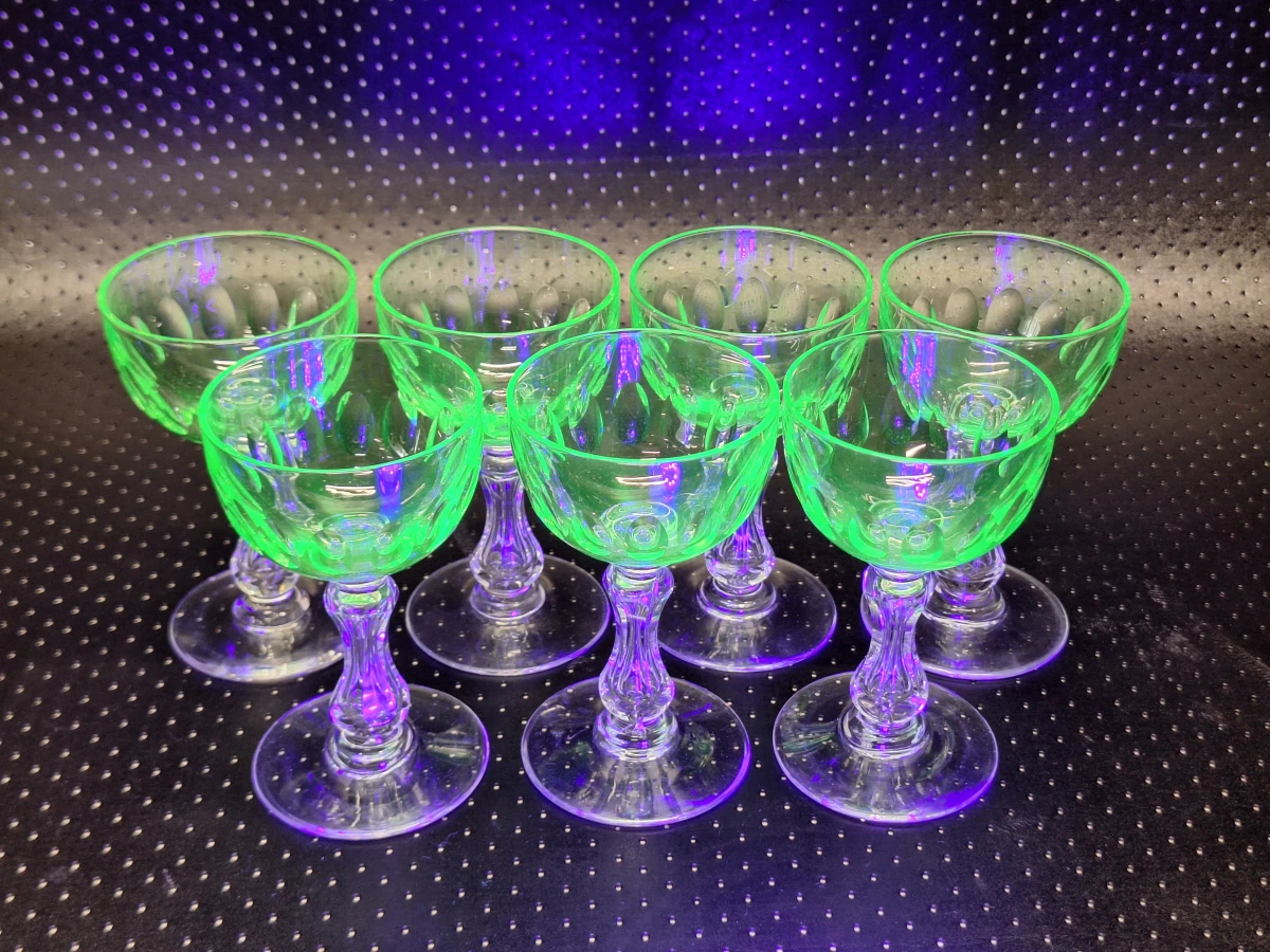 Set van 7 vintage uraniumglazen - Betoverende groene gloed onder UV-licht - foto 3