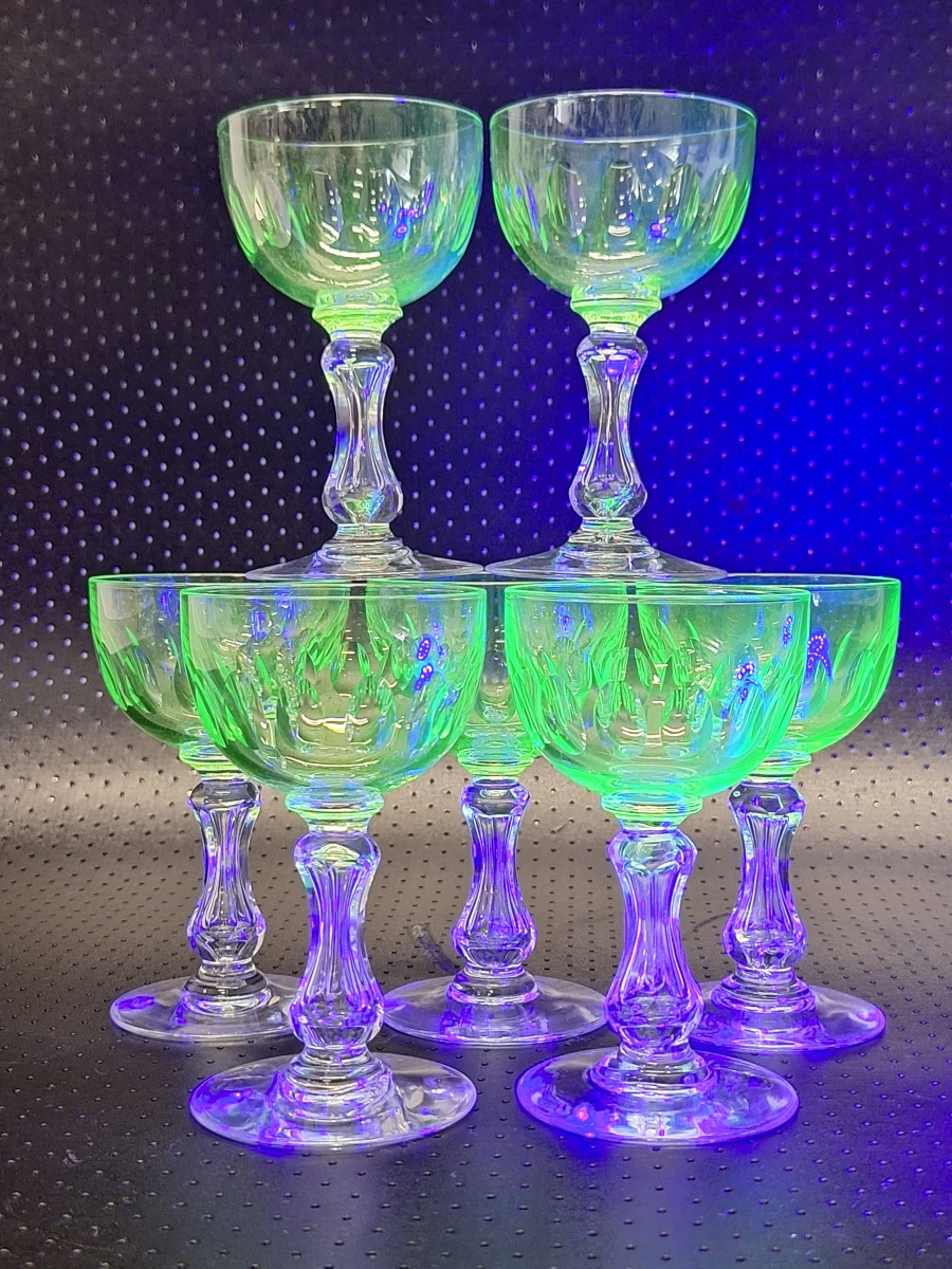 Set van 7 vintage uraniumglazen - Betoverende groene gloed onder UV-licht - foto 2