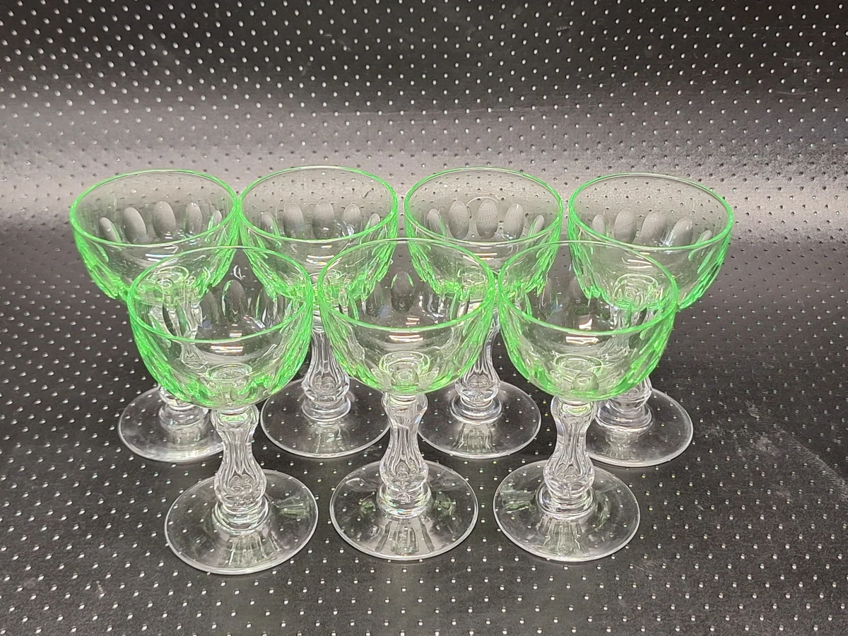 Set van 7 vintage uraniumglazen - Betoverende groene gloed onder UV-licht - foto 6