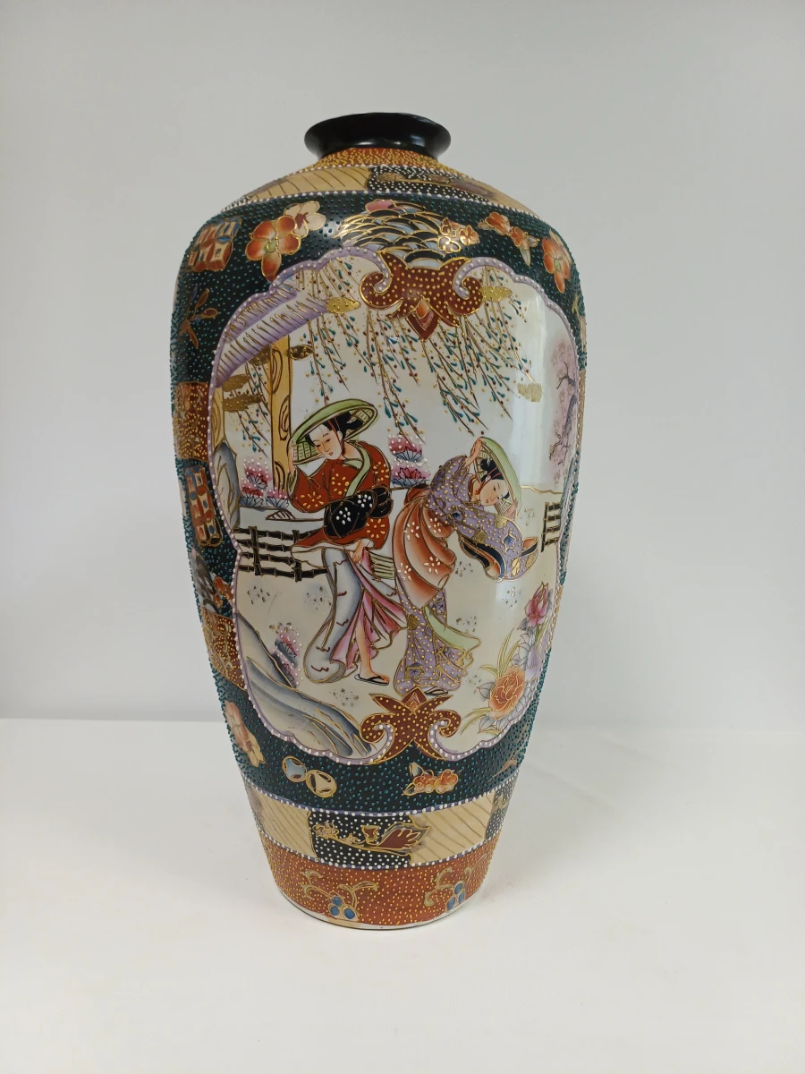 Decoratieve Japanse vaas in Satsuma-stijl
