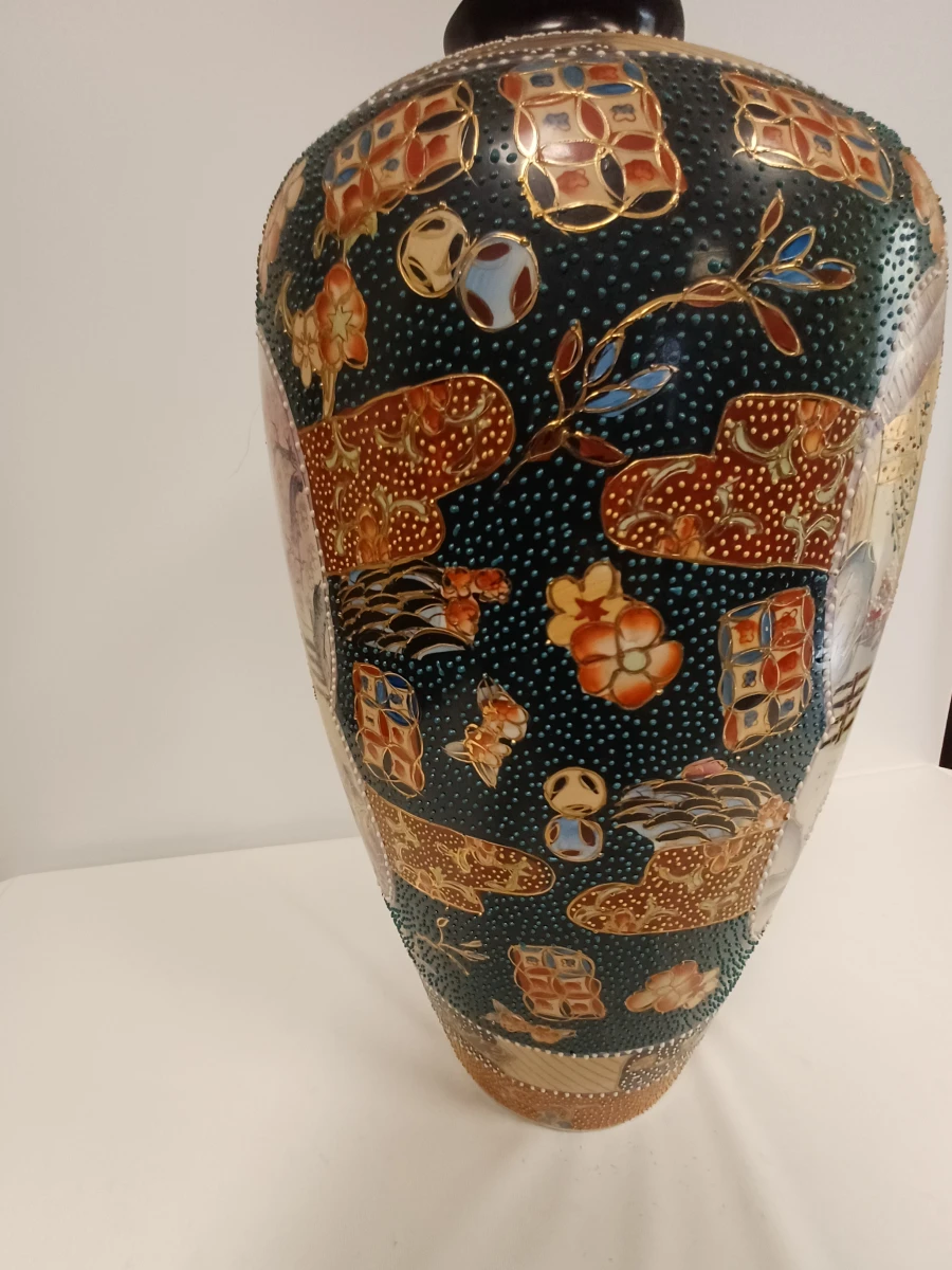 Decoratieve Japanse vaas in Satsuma-stijl