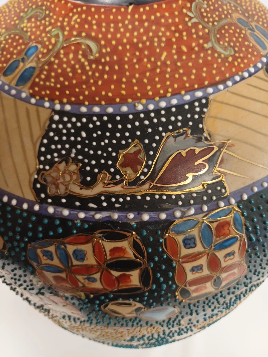 Decoratieve Japanse vaas in Satsuma-stijl