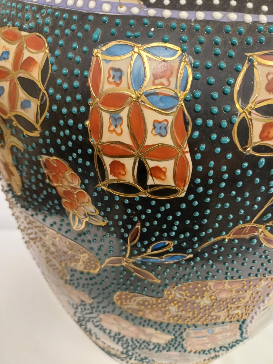 Decoratieve Japanse vaas in Satsuma-stijl