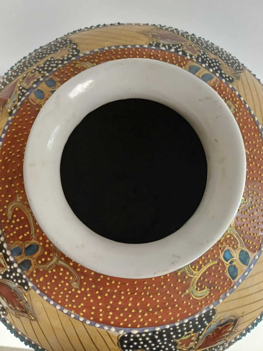 Decoratieve Japanse vaas in Satsuma-stijl