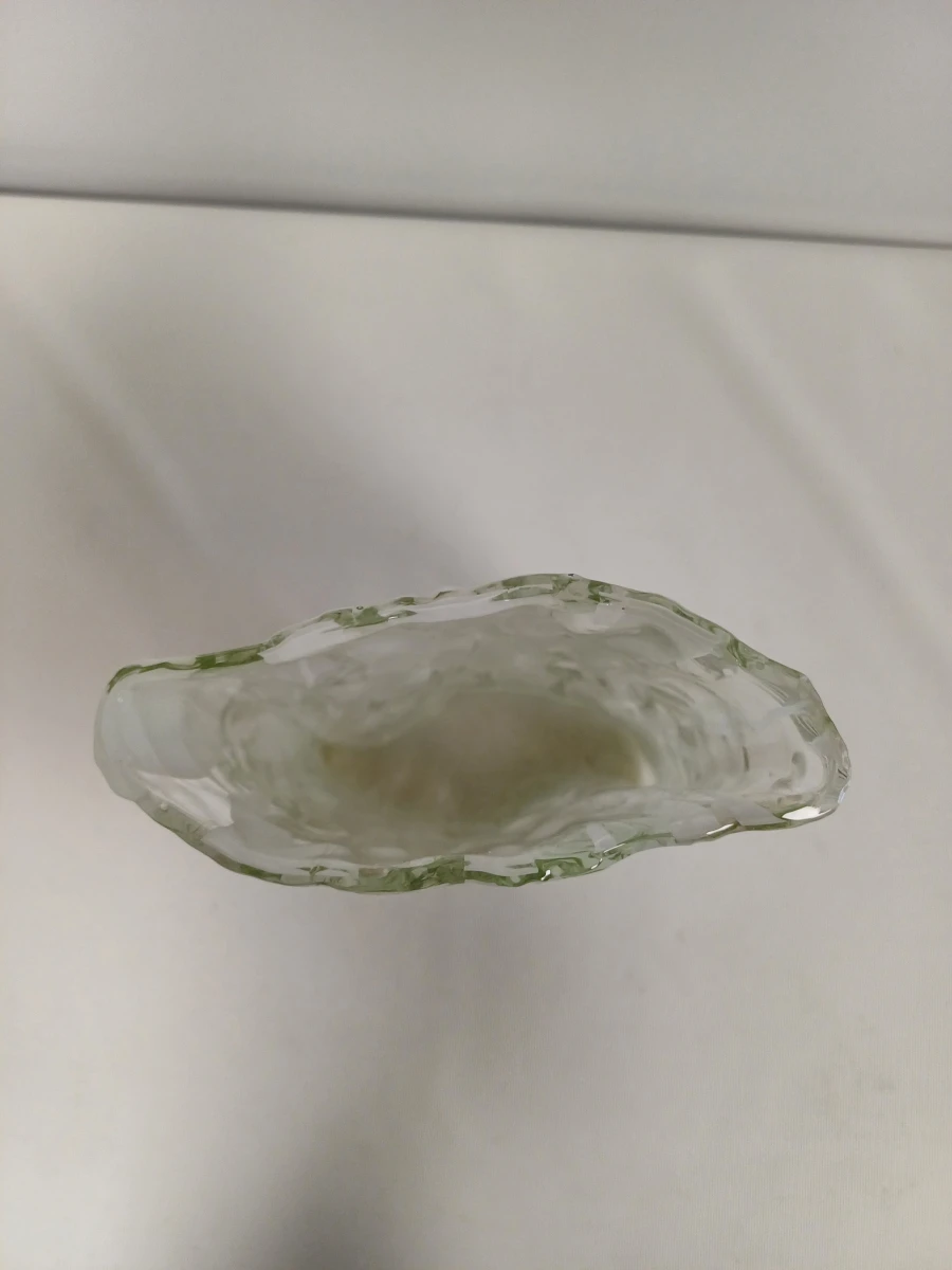 Decoratief glazen vaasje met golvend patroon