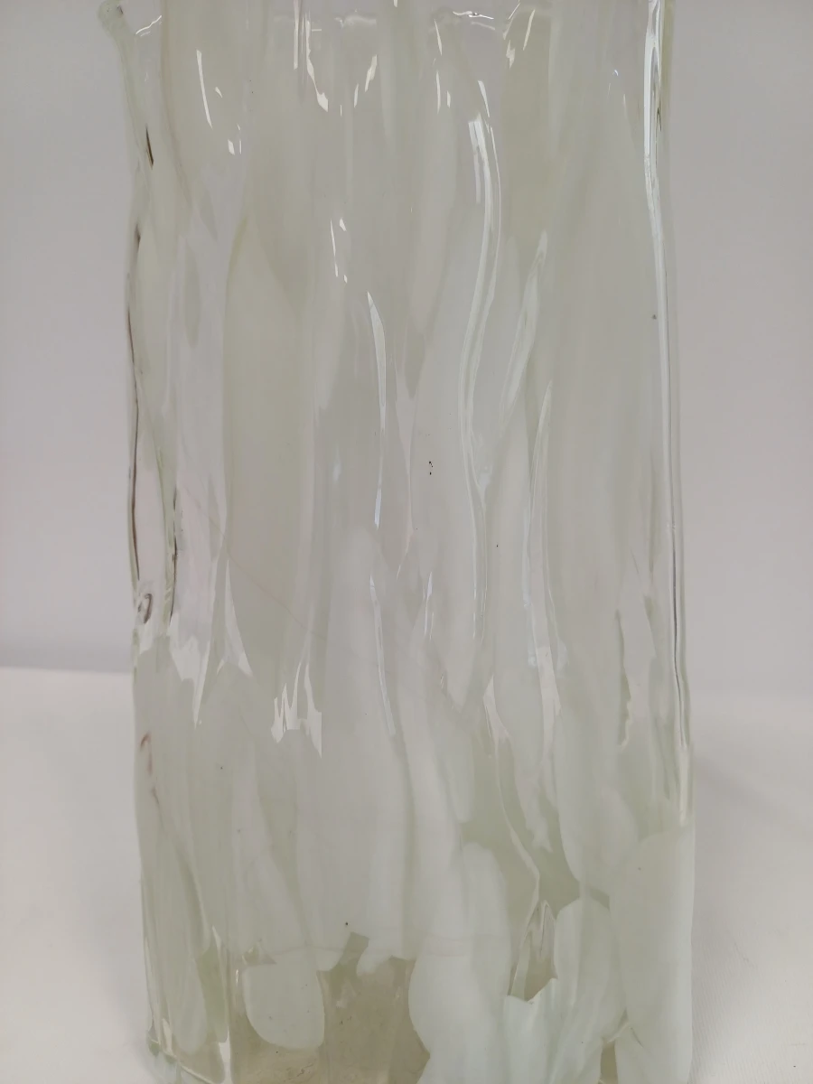 Decoratief glazen vaasje met golvend patroon