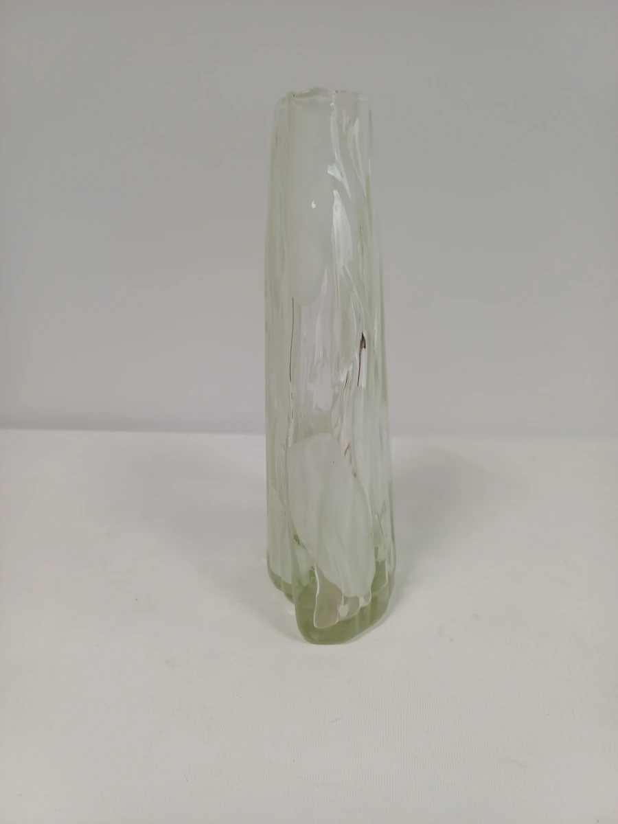 Decoratief glazen vaasje met golvend patroon