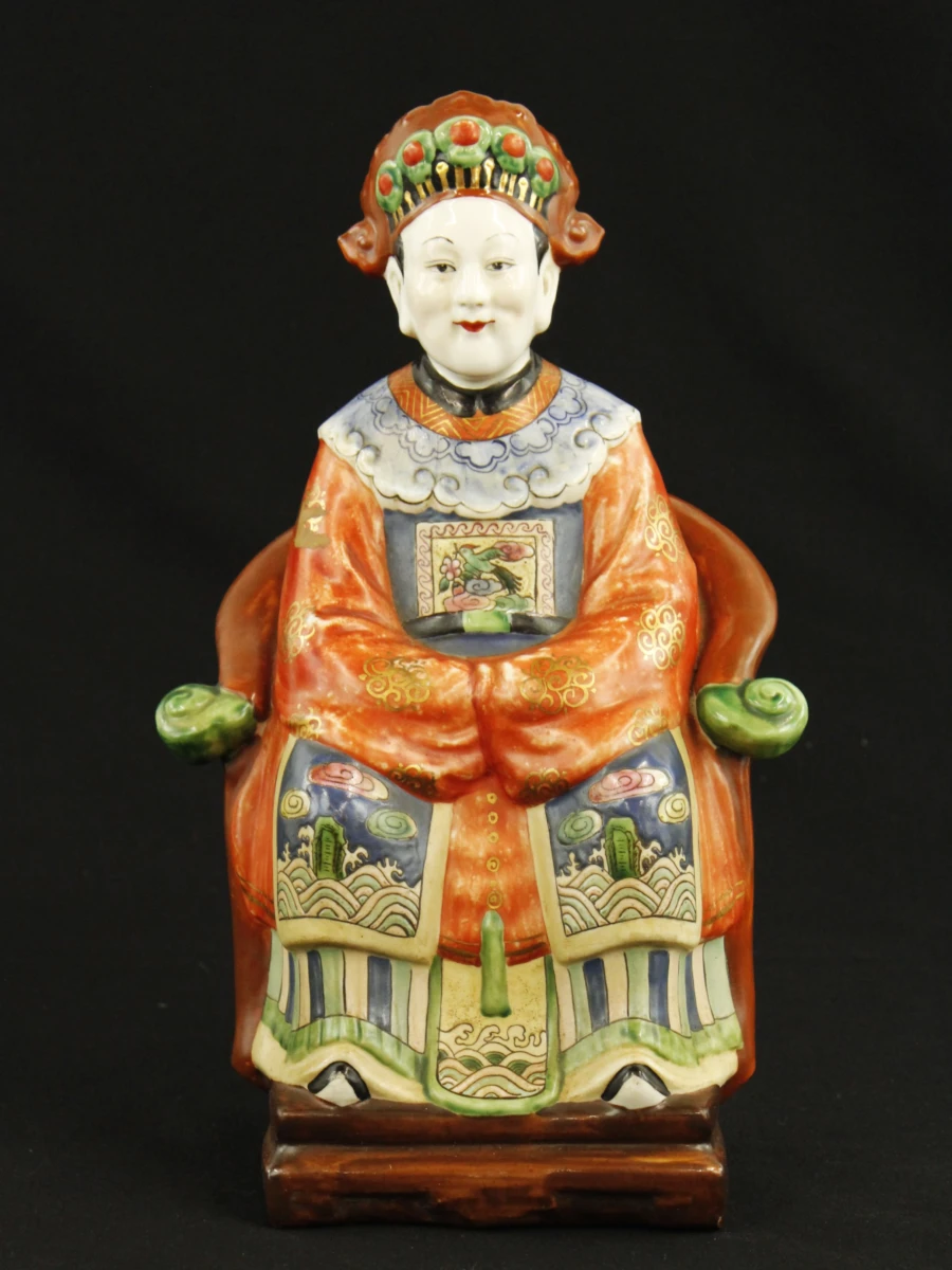 Porseleinen Aziatische figuur in traditionele kleding